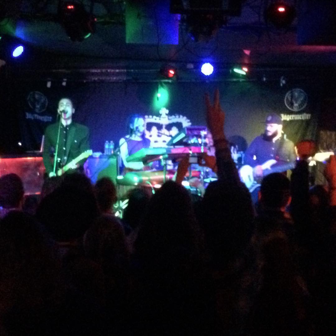 Skints live